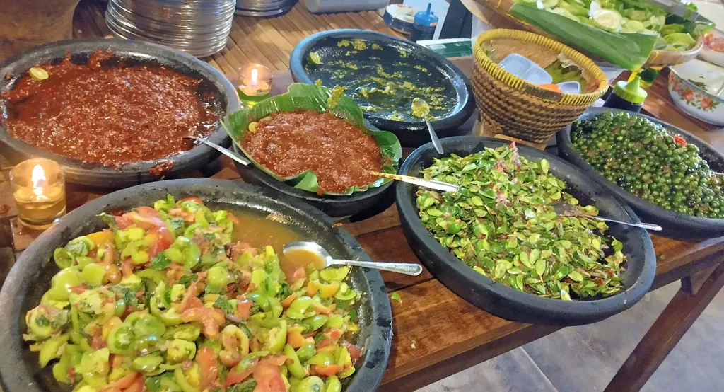 ANeka rupa hidangan khas Sunda di Dumuk Bareto